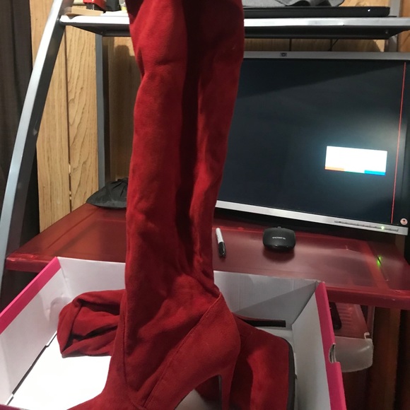 Over the knee Red Velvet boots - Picture 3 of 5